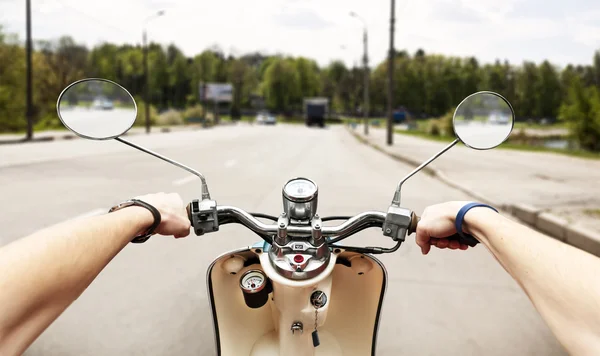 Mann fährt auf Motorroller — Stockfoto