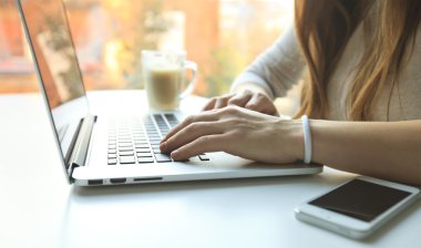 Dizüstü bilgisayarla çalışan kadın