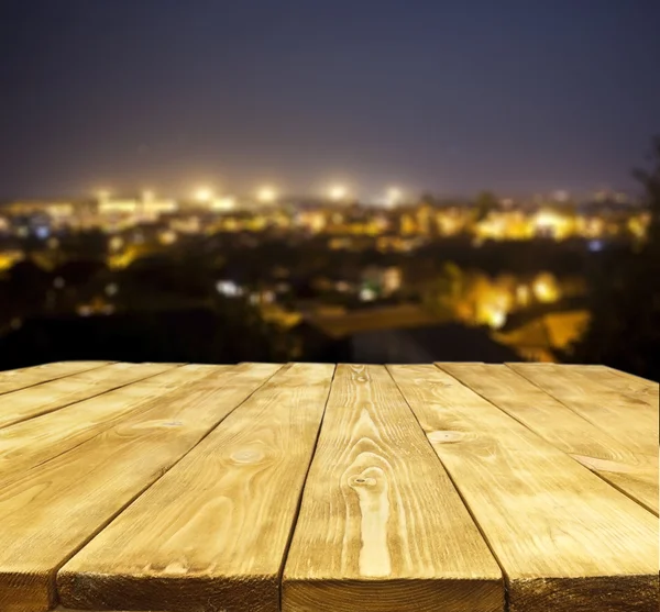 Mesa de madeira e vista sobre a cidade — Fotografia de Stock