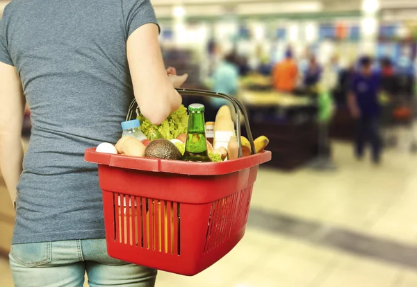 Mujer mantener cesta de la compra —  Fotos de Stock