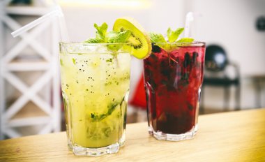 Bardaklarda taze kokteyler