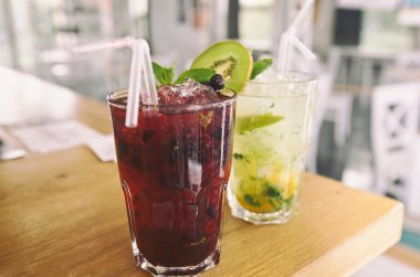 Bardaklarda taze kokteyler