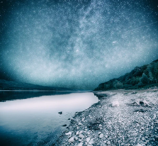 Noche en el río y cielo con estrellas — Foto de Stock