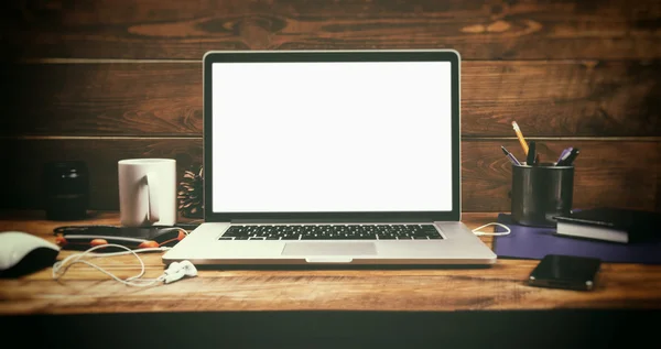 Espaço de trabalho com laptop e telefone — Fotografia de Stock