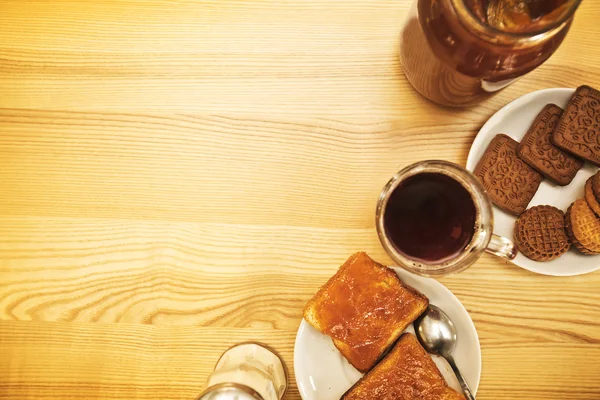 Toast met thee en jam — Stockfoto