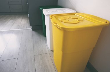 Çöpleri ayırmak için üç renkli çöp kutusu. Plastik, cam ve kağıt için.