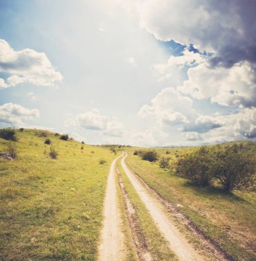 Vadinin ortasındaki köy yolu.