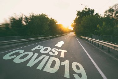 Ormandaki boş yol ve asfalttaki yazı 