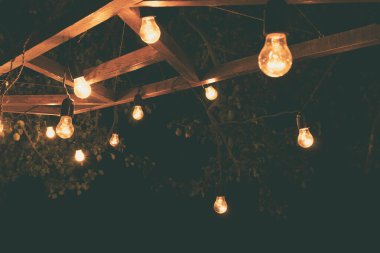 Tahtada asılı olan retro ampullerin çelengi.