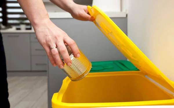 Vrouw Gooit Het Blikje Naar Een Van Drie Containers Voor — Stockfoto