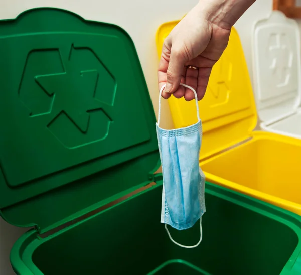 Mujer Tirando Máscara Médica Uno Los Tres Cubos Basura — Foto de Stock