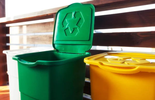 Tres Coloridos Botes Basura Para Clasificar Basura Para Plástico Vidrio — Foto de Stock