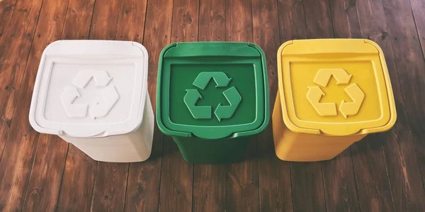 Tres Coloridos Botes Basura Para Clasificar Basura Para Plástico Vidrio — Foto de Stock