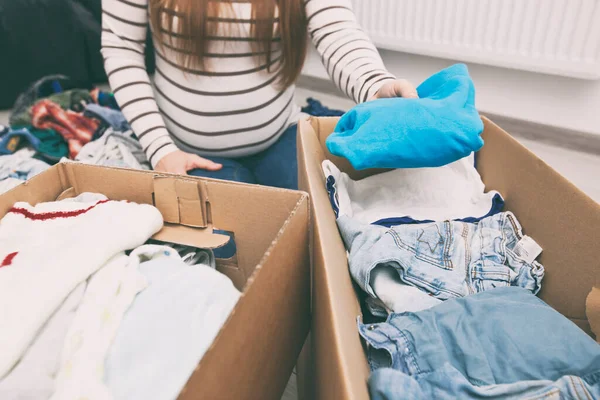 Pregnant Woman Sorting Baby Clothes — Stock Photo, Image