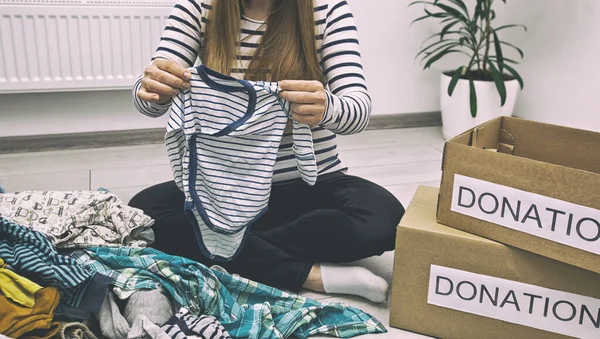 Pregnant Woman Sorting Baby Clothes Wanna Give Some Things Charity — Stock Photo, Image