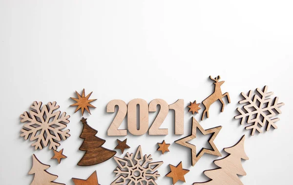 Krásné Vánoční Pozadí Spoustou Malých Dřevěných Dekorací Dřevěných Čísel 2021 — Stock fotografie
