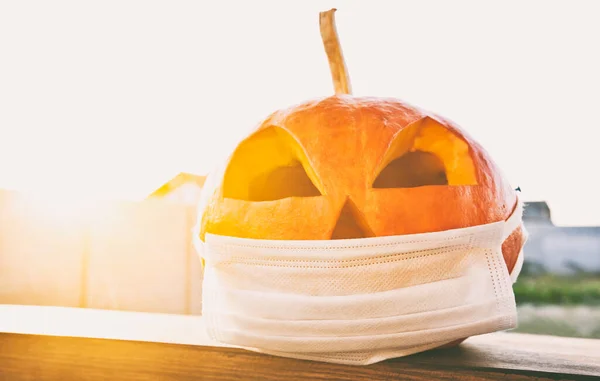 Labu Halloween Memakai Topeng Medis Pelindung Konsep Normal Baru — Stok Foto