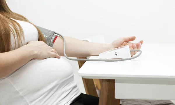 孕妇在家里测量血压 — 图库照片