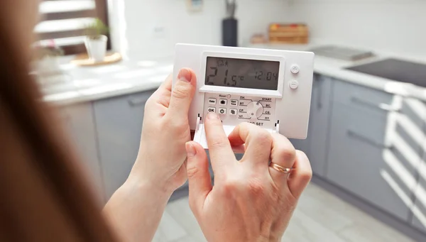 Woman Adjusts Thermostat House — Stock Photo, Image
