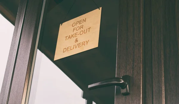 Sinal Madeira Com Texto Aberto Para Take Out Entrega Pendurado — Fotografia de Stock