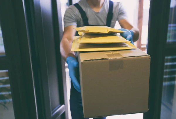 Delivery Man Handing Parcels Customer His Home — Stock Photo, Image