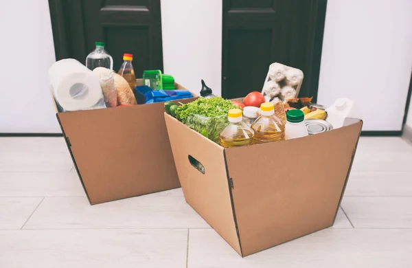 Hela Kartong Eco Box Med Produkter Från Livsmedelsbutiken Golvet Hemma — Stockfoto