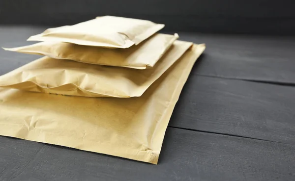 Quatro Tamanhos Diferentes Envelopes Papel Mesa Madeira — Fotografia de Stock