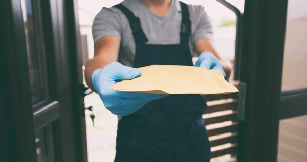 Delivery Man Handing Parcel Customer His Home — Stock Photo, Image