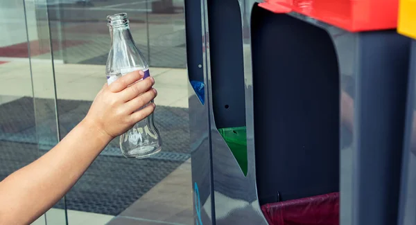 Das Kind Wirft Die Glasflasche Einen Von Vier Behältern Zum — Stockfoto