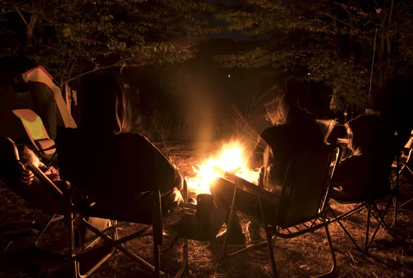 Die Gruppe Junger Leute Sitzt Lagerfeuer Und Plaudert Und Singt — Stockfoto