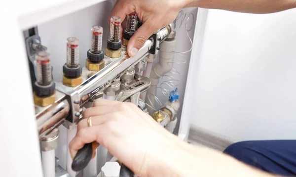 Hombre Está Instalando Sistema Calefacción Casa —  Fotos de Stock