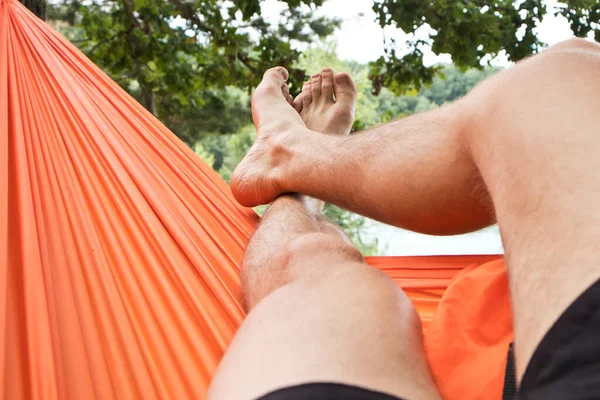Homme Est Froid Relaxant Dans Hamac Dans Camp — Photo