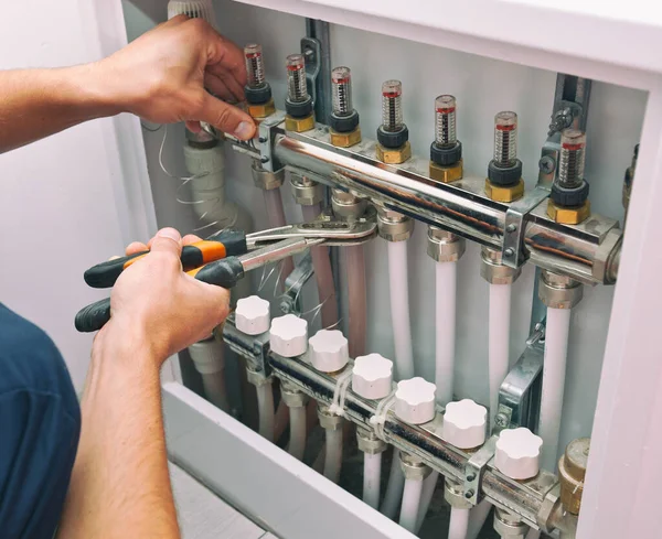 Hombre Está Instalando Sistema Calefacción Casa —  Fotos de Stock