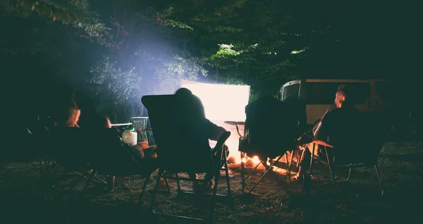 Die Freunde Schauen Sich Den Film Der Nacht Camp — Stockfoto