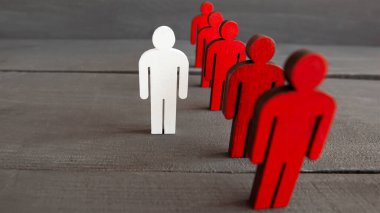 Ahşap masada iki tip ahşap insan: kırmızı ve beyaz.