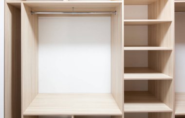 Dolaptaki boş raflar.