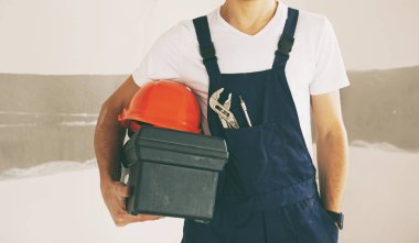 Odadaki alet çantasını tutan tamirci yenileniyor.