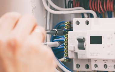 Elektrtiran eve elektrik kablosu yerleştiriyor.