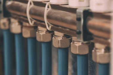 Alt kattaki ısıtma için boruların görünümünü kapat 