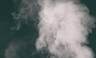 Karanlık odada güzel bir duman.