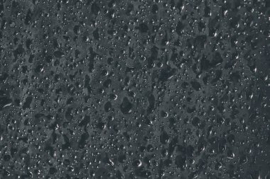 Duştaki su damlalarının yakın görüntüsü