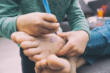 Çocuk annesine sürpriz yaptı. Uyurken bacaklarını kalemle boyadı.