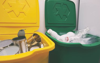 Çöpleri ayırmak için iki tam çöp kutusu. Plastik ve kutular için