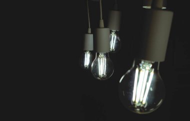 Pek çok eski lamba ahşap tahtada asılı.