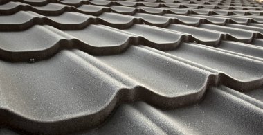 Çatı kiremit kaplı metalden yapılmıştır.