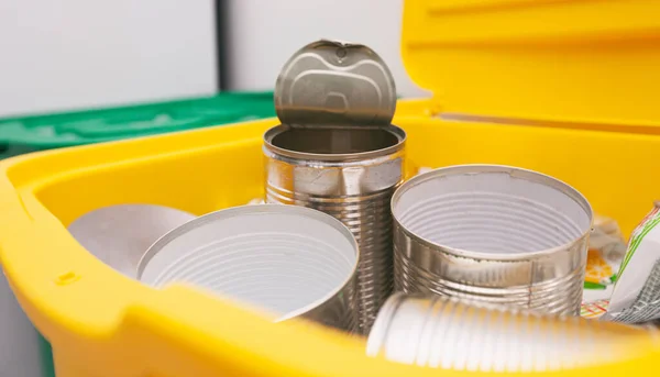 Duas Latas Lixo Cheias Para Separar Lixo Para Plástico Latas — Fotografia de Stock