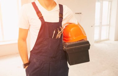 Odadaki alet çantasını tutan tamirci yenileniyor.