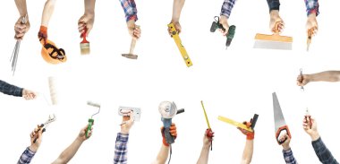 Adamın elinde beyaz arka planda izole edilmiş bir sürü farklı alet var.