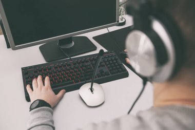 Bir adam çalışmak zorunda olduğu zamanlarda ofisteki bilgisayarda oyunlar oynar.