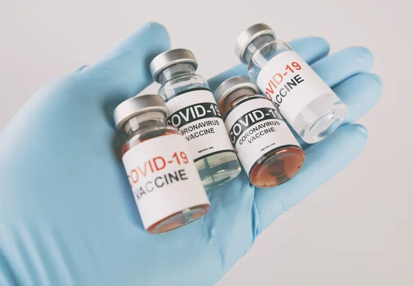 Enfermeira Segurando Quatro Tipos Vacinas Covid Mão — Fotografia de Stock